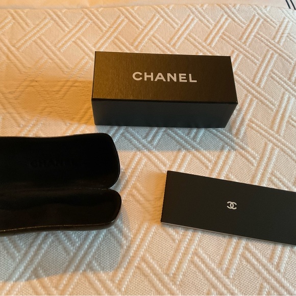 CHANEL BLACK LEATHER QUILTED READING GLASES CASE WITH BOX AND BOOKLET - Picture 3 of 5